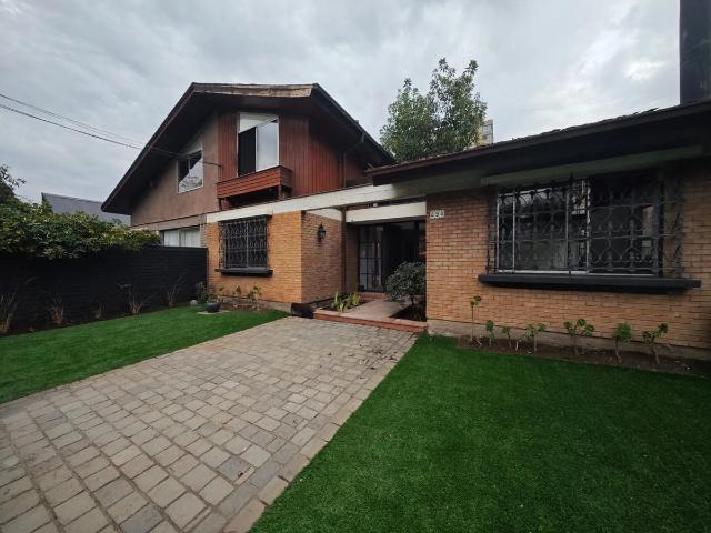 Amplia casa remodelada con espacios inigualables