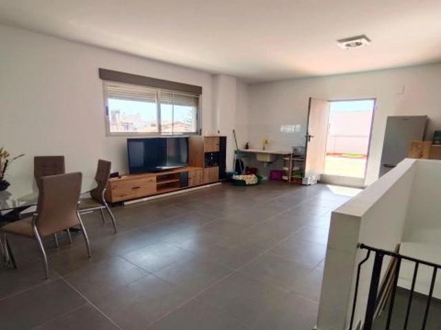 AMPLIA CASA REFORMADA CON 4 DORMITORIOS, GARAJE Y TERRAZA