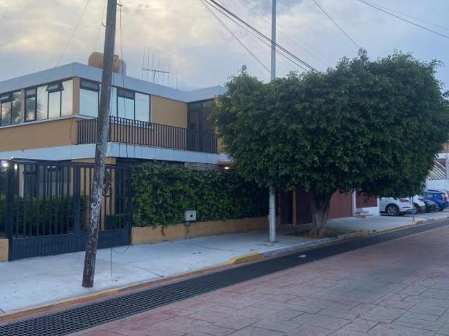 Amplia Casa Residencial o Comercial en Col. Cimatario | Excelente Ubicación a 250m de Constituyentes