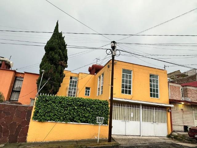 Amplia Casa semi remodelada en RENTA en las Americas