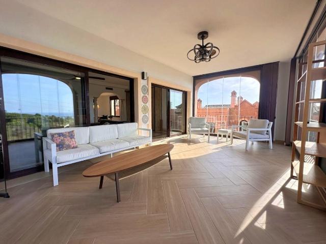 Amplia Casa Semiadosada De 5 Dormitorios Y 4 Baños Con Vista. 350m² Estepona