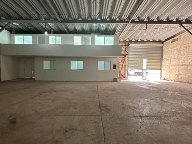 | Amplia bodega comercial con oficinas dentro de una planta de producci?n |