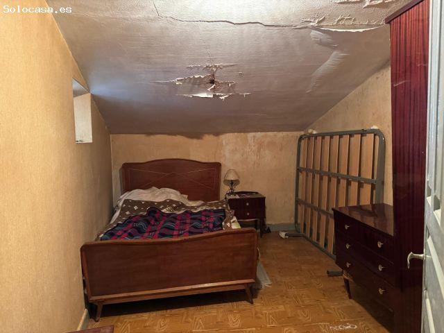 Amplia Buhardilla en el Corazón de la Villa, Ideal para Reformar