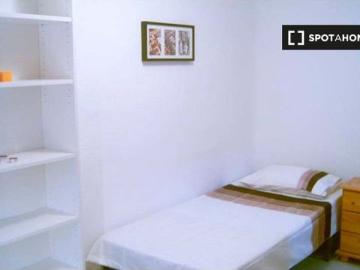 Amplia habitación con cómoda en el apartamento de 3 dormitorios, Carabanchel