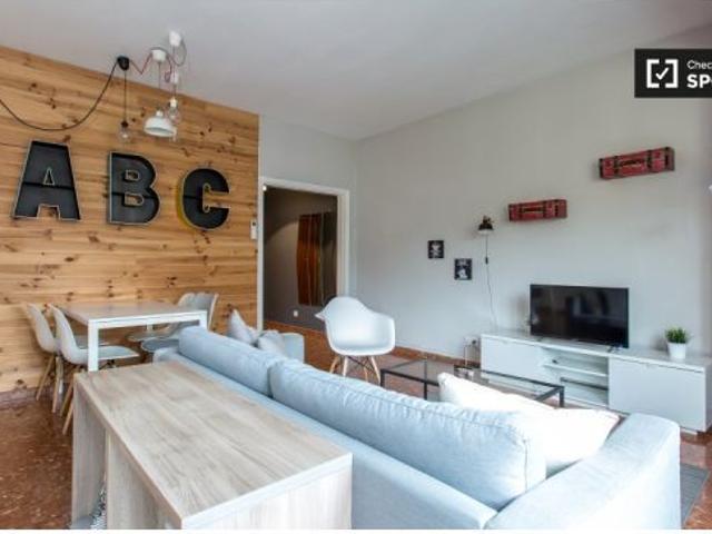 Amplia habitación con amplio espacio de almacenamiento en el apartamento compartido, Sagrada Familia