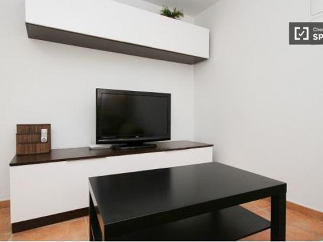 Amplia habitación con armario independiente en un apartamento compartido, San Francisco Javier