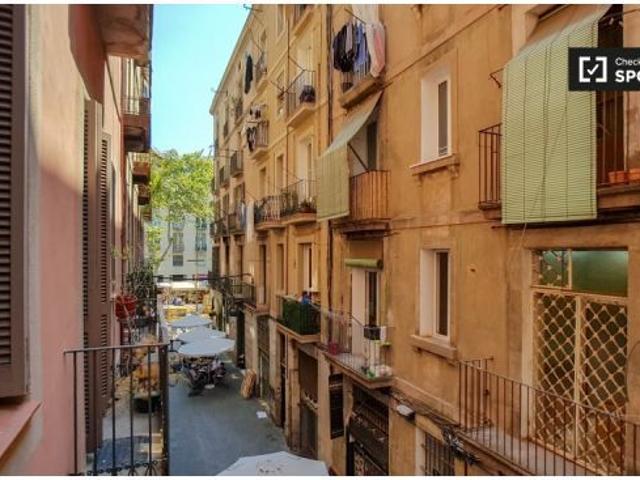 Amplia habitación con balcón en alquiler en un apartamento de 4 dormitorios en El Raval