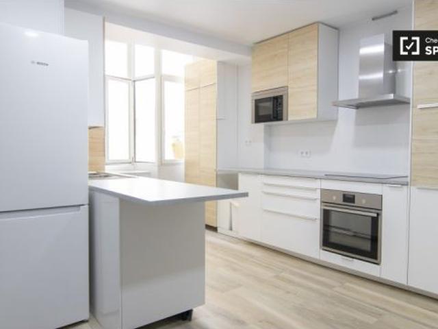 Amplia habitación con balcón en alquiler en un apartamento de 7 dormitorios en Prosperidad