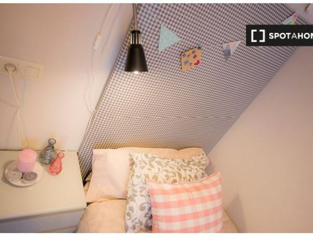 Amplia habitación con estantería en piso compartido, Casco Viejo