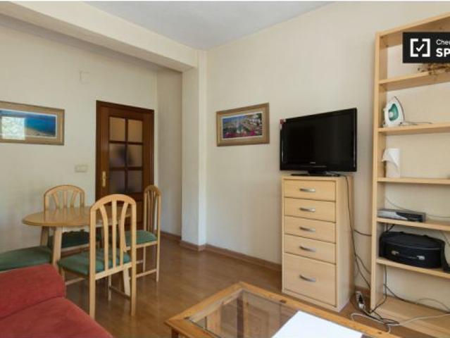 Amplia habitación con estantería en piso compartido, Los Pajaritos
