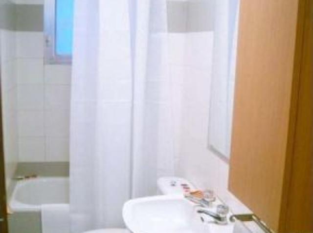 Amplia habitación con escritorio en un apartamento de 3 dormitorios, Carabanchel