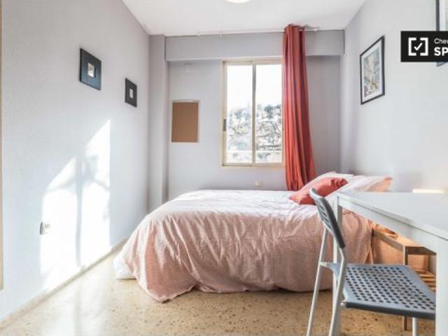 Amplia habitación con escritorio en apartamento de 5 habitaciones, Ciutat Vella