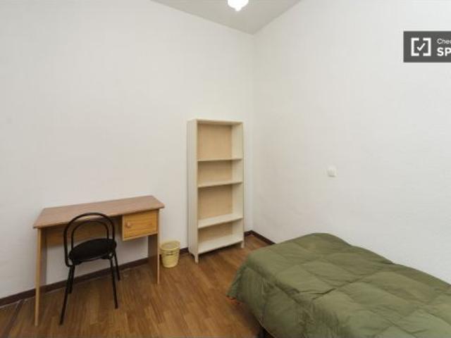 Amplia habitación con escritorio en apartamento de 9 habitaciones, Malasaña Sólo mujeres