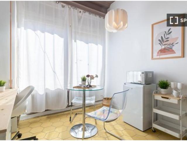 Amplia habitación con escritorio en piso compartido, Sarrià Sant Gervasi