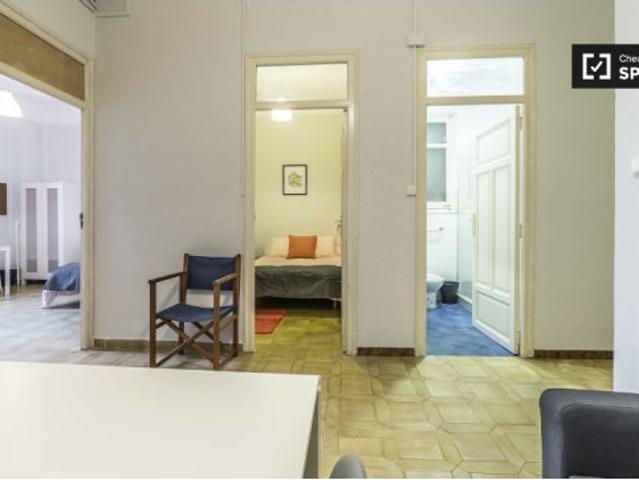 Amplia habitación con llave independiente en piso compartido, Eixample
