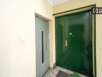 Amplia habitación con parejas permitidas en piso compartido, Chueca