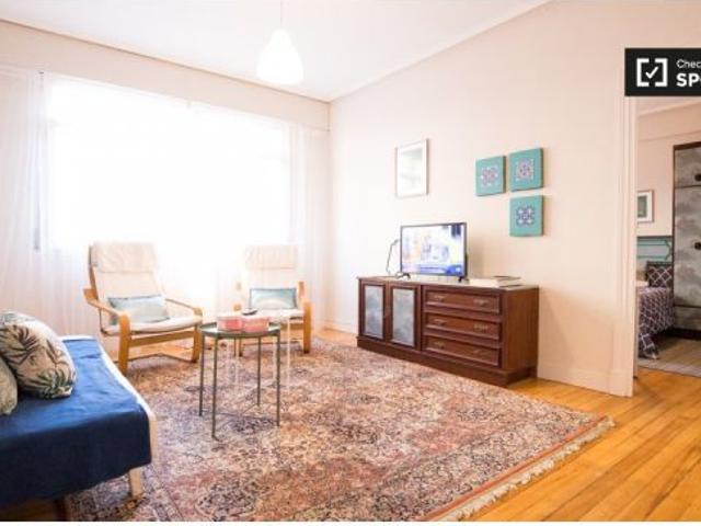 Amplia habitación con ventana con vista a la calle en un apartamento de 3 dormitorios, Uribarri