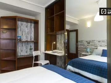 Amplia habitación en un apartamento de 4 dormitorios en Ibaion.