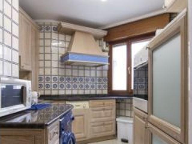 Amplia habitación en un apartamento de 4 dormitorios en Ibaiondo