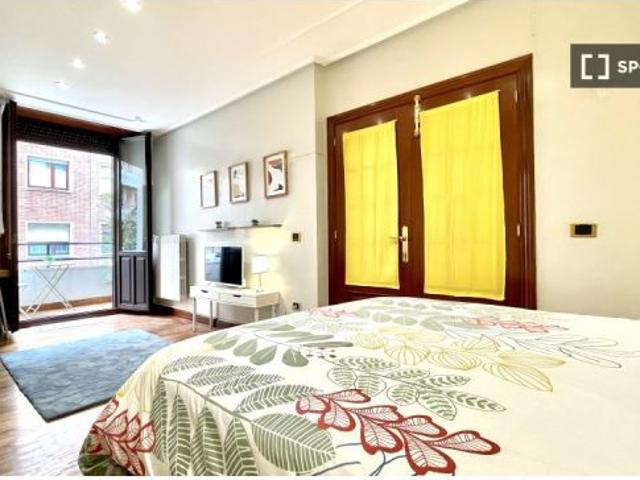 Amplia habitación en un apartamento de 5 dormitorios, Abando
