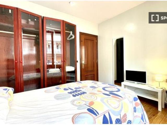 Amplia habitación en un apartamento de 5 dormitorios, Abando