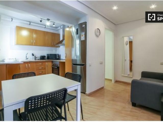 Amplia habitación en un apartamento de 6 dormitorios, Quatre Carreres