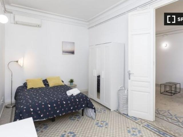 Amplia habitación en un apartamento de 9 dormitorios en L' Eixample