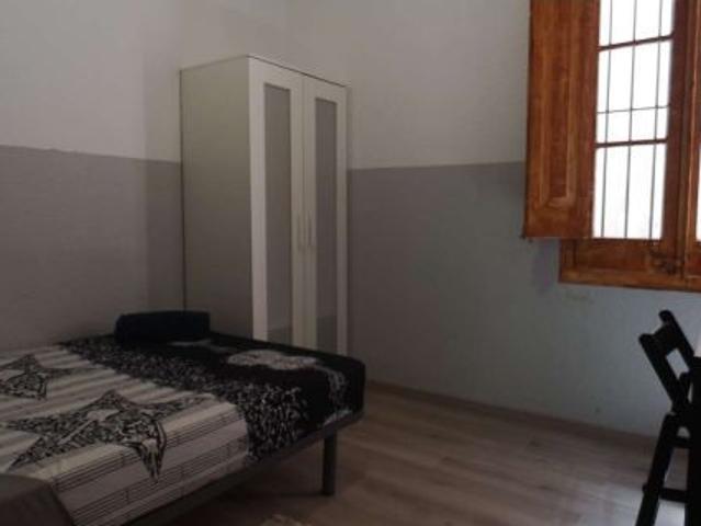 Amplia habitación en un apartamento de 3 dormitorios en El Raval, Barcelona