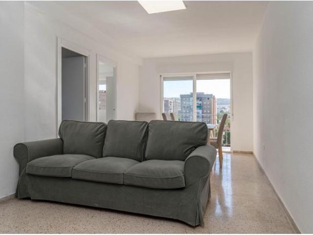 Amplia habitación en vivienda recién reformada