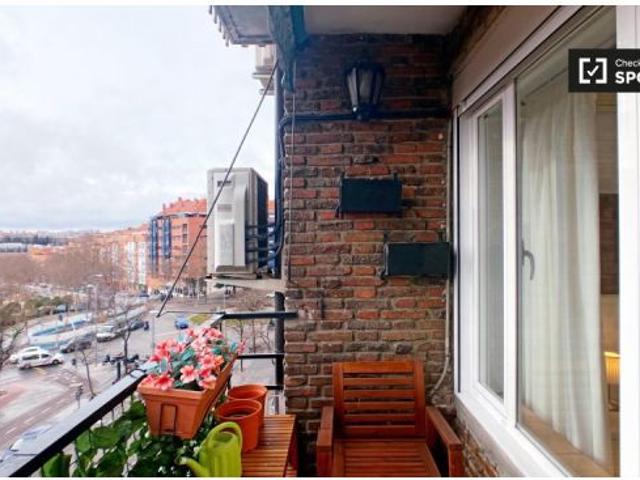 Amplia habitación en alquiler en apartamento de 4 dormitorios, Imperial