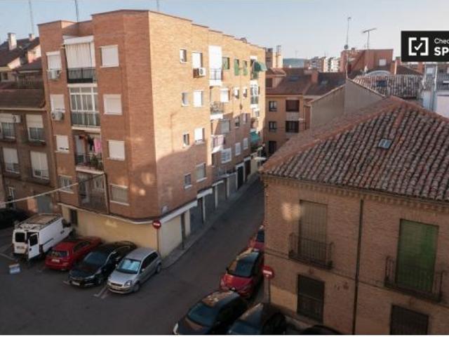 Amplia habitación en alquiler en apartamento de 5 dormitorios en Alcalá de Henares