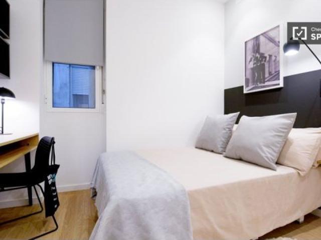 Amplia habitación en alquiler en apartamento de 5 dormitorios en Quatre Carreres
