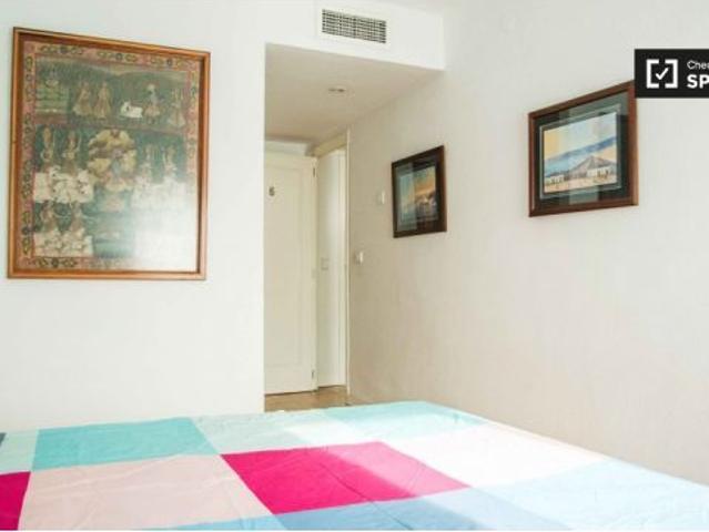Amplia habitación en alquiler en apartamento de 6 dormitorios en Algirós