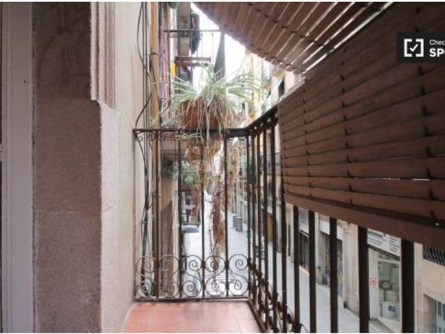 Amplia habitación en alquiler en apartamento de 6 dormitorios en El Raval