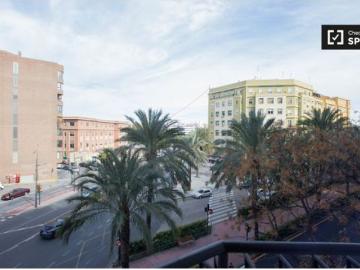 Amplia habitación en alquiler en apartamento de 7 dormitorios en Quatre Carreres