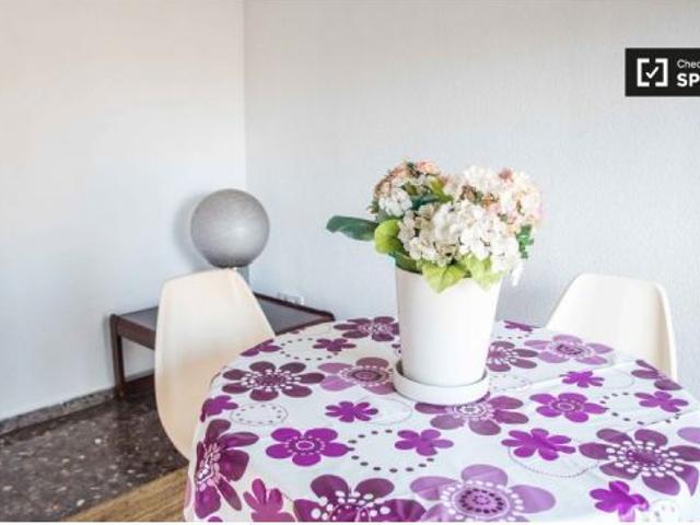 Amplia habitación en alquiler en apartamento de 7 dormitorios en Quatre Carreres