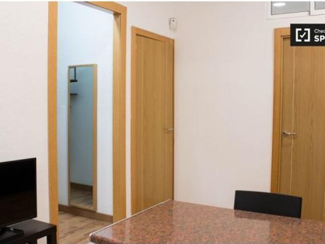 Amplia habitación en alquiler en apartamento de 3 dormitorios en El Raval