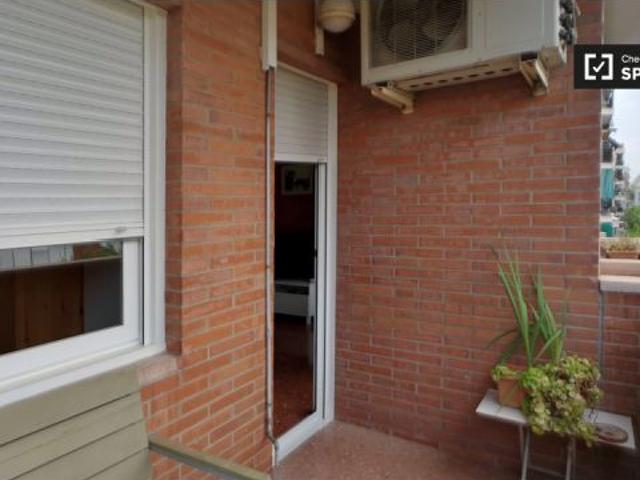 Amplia habitación en alquiler en apartamento de 3 dormitorios en Sants