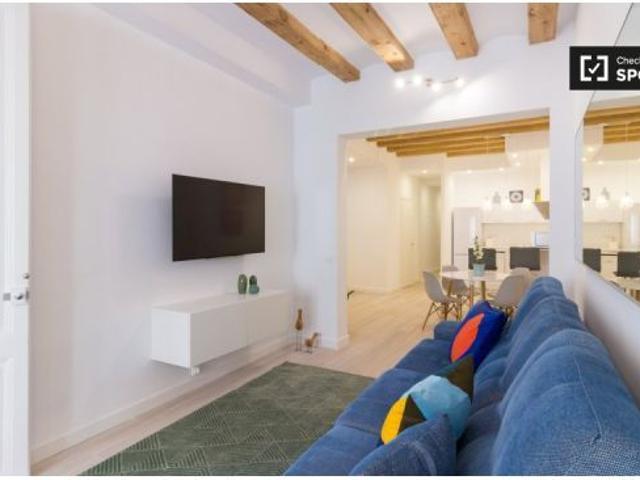 Amplia habitación en alquiler en el apartamento de 4 dormitorios en Barri Gòtic