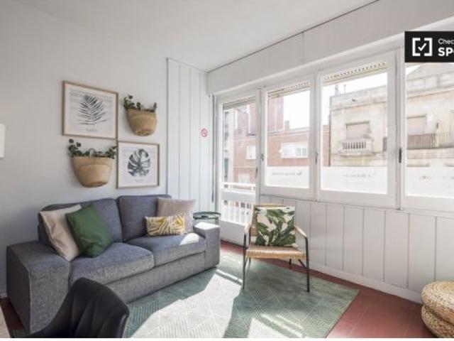 Amplia habitación en alquiler en piso de 4 dormitorios en Gracia