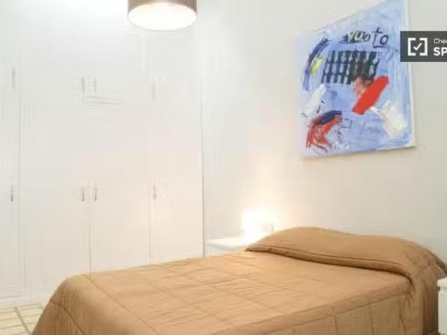 Amplia habitación en apartamento de 4 dormitorios en El Raval.