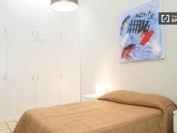 Amplia habitación en apartamento de 4 dormitorios en El Raval.