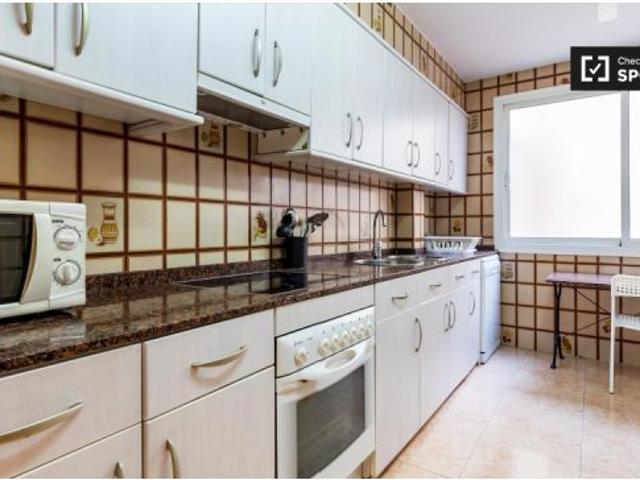 Amplia habitación en apartamento de 5 dormitorios en Algirós