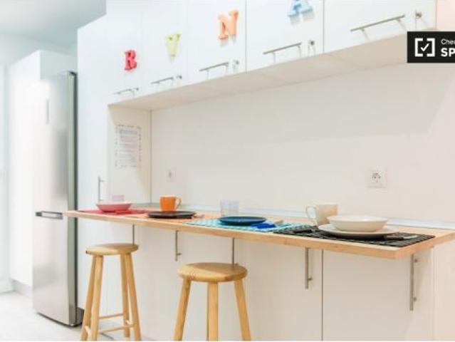 Amplia habitación en apartamento de 5 dormitorios en Burjassot