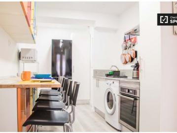 Amplia habitación en apartamento de 5 dormitorios en Burjassot