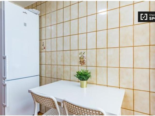 Amplia habitación en apartamento de 5 dormitorios en Campanar