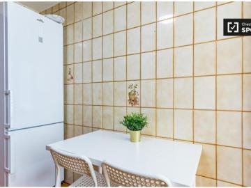 Amplia habitación en apartamento de 5 dormitorios en Campanar