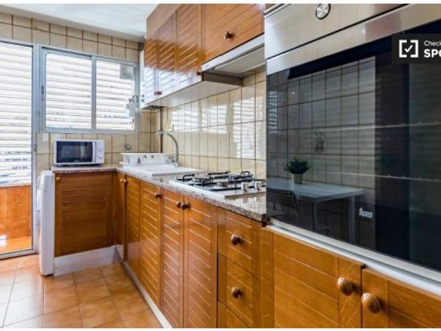 Amplia habitación en apartamento de 5 dormitorios en Campanar