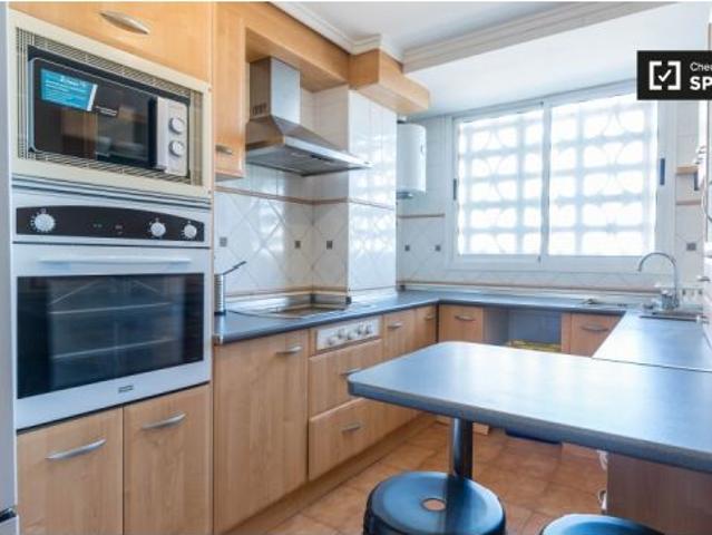 Amplia habitación en apartamento de 5 dormitorios en Rascanya