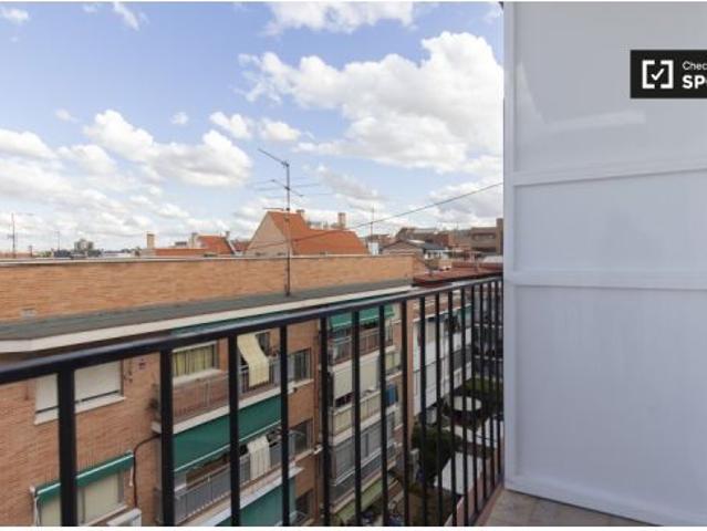 Amplia habitación en apartamento de 3 dormitorios en Carabanchel